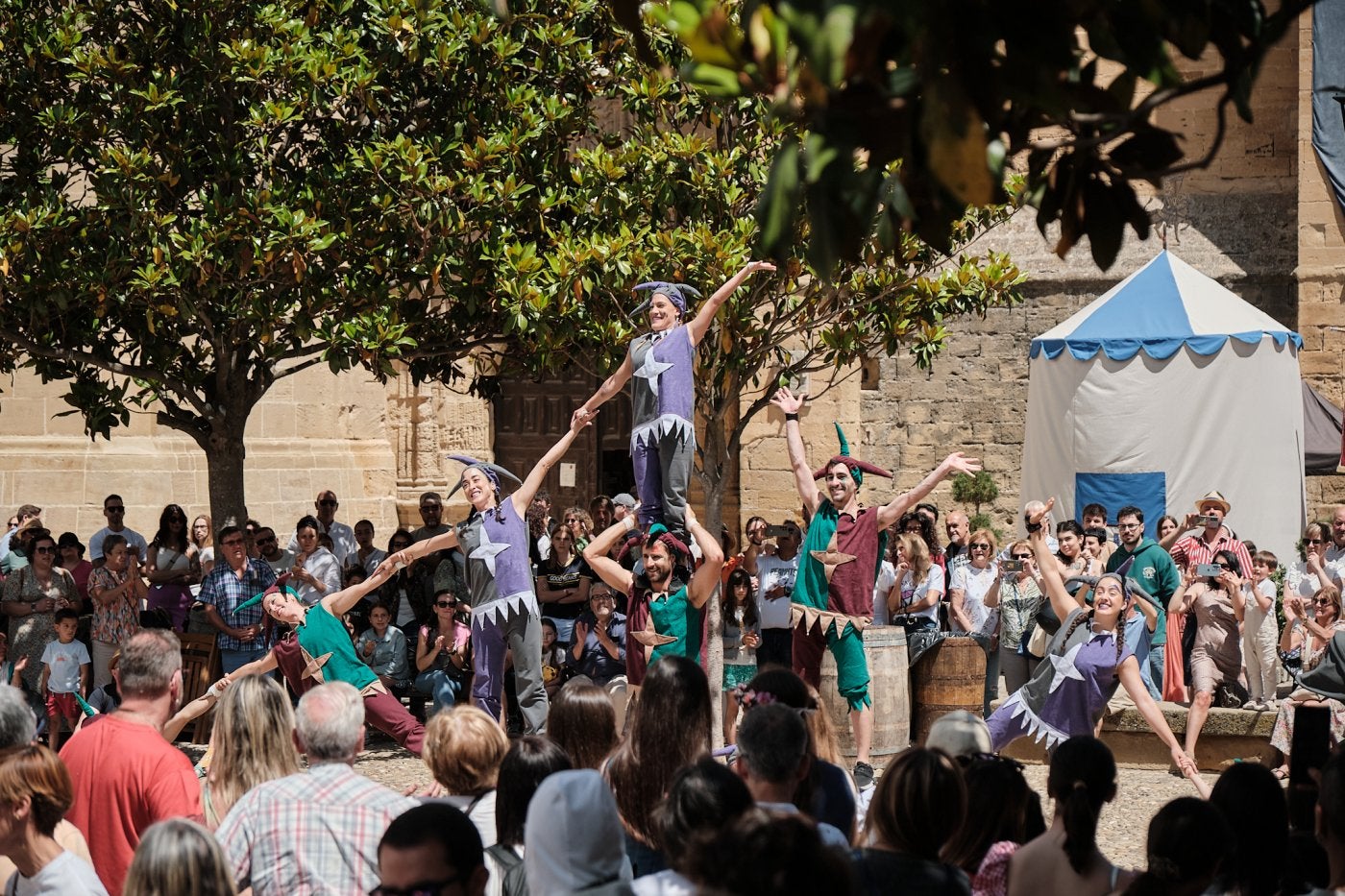 Espectáculo de los bufones y los acróbatas Acroindar en la plaza de España.