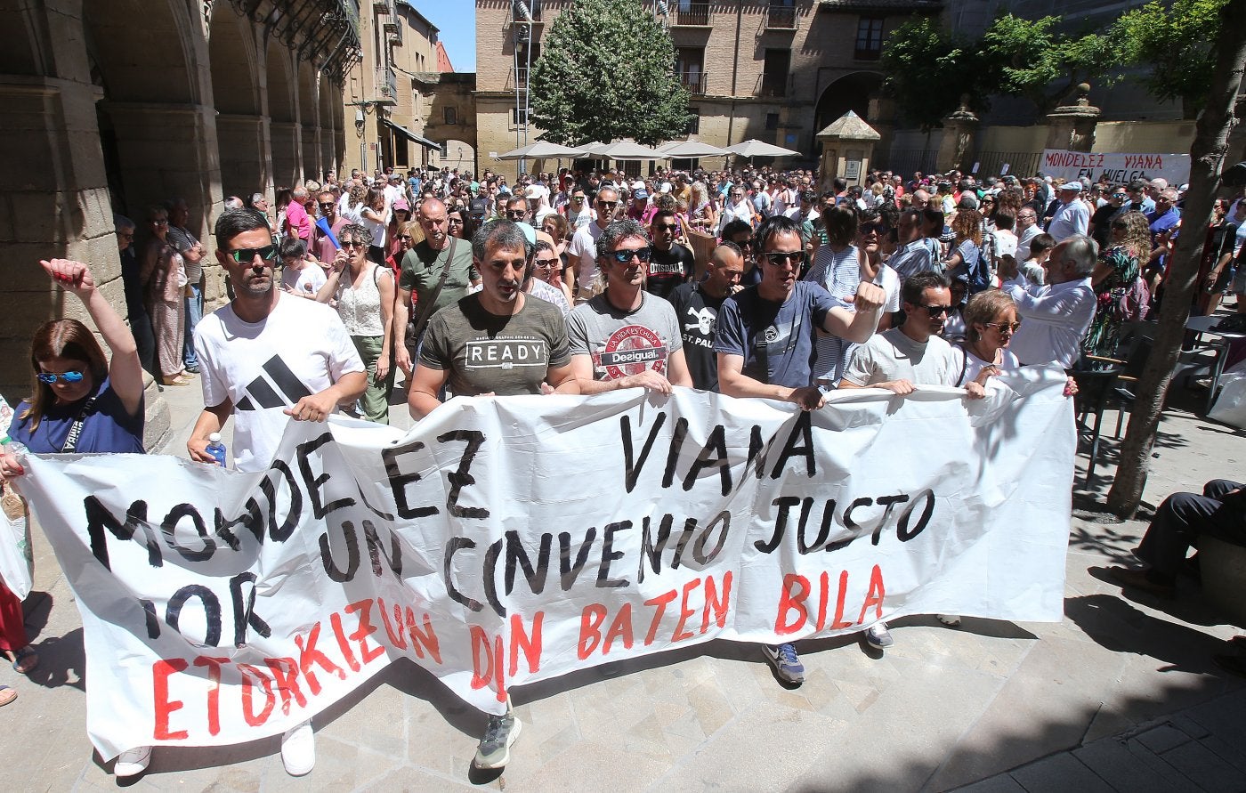 Vecinos y familiares arropan a la plantilla de Mondelez en las calles de Viana