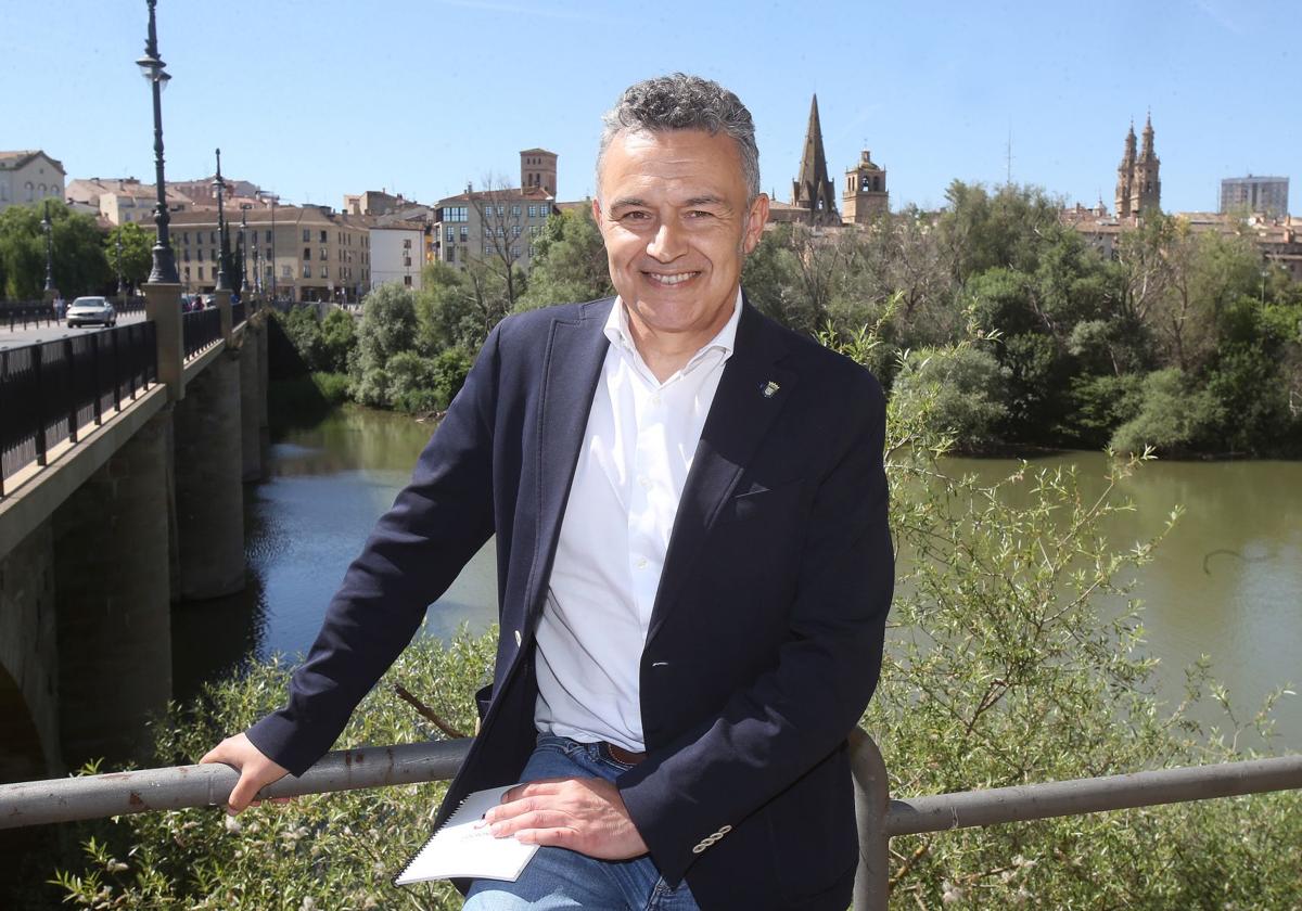 El alcalde, con el Ebro y la fachada norte de la ciudad a su espalda.