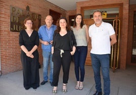 Los abogados y las abogadas María Villar Moreno, Antonio Alonso, Sonia Fernández, Ana Pinillos y Juan Núñez, en los Juzgados de Calahorra.