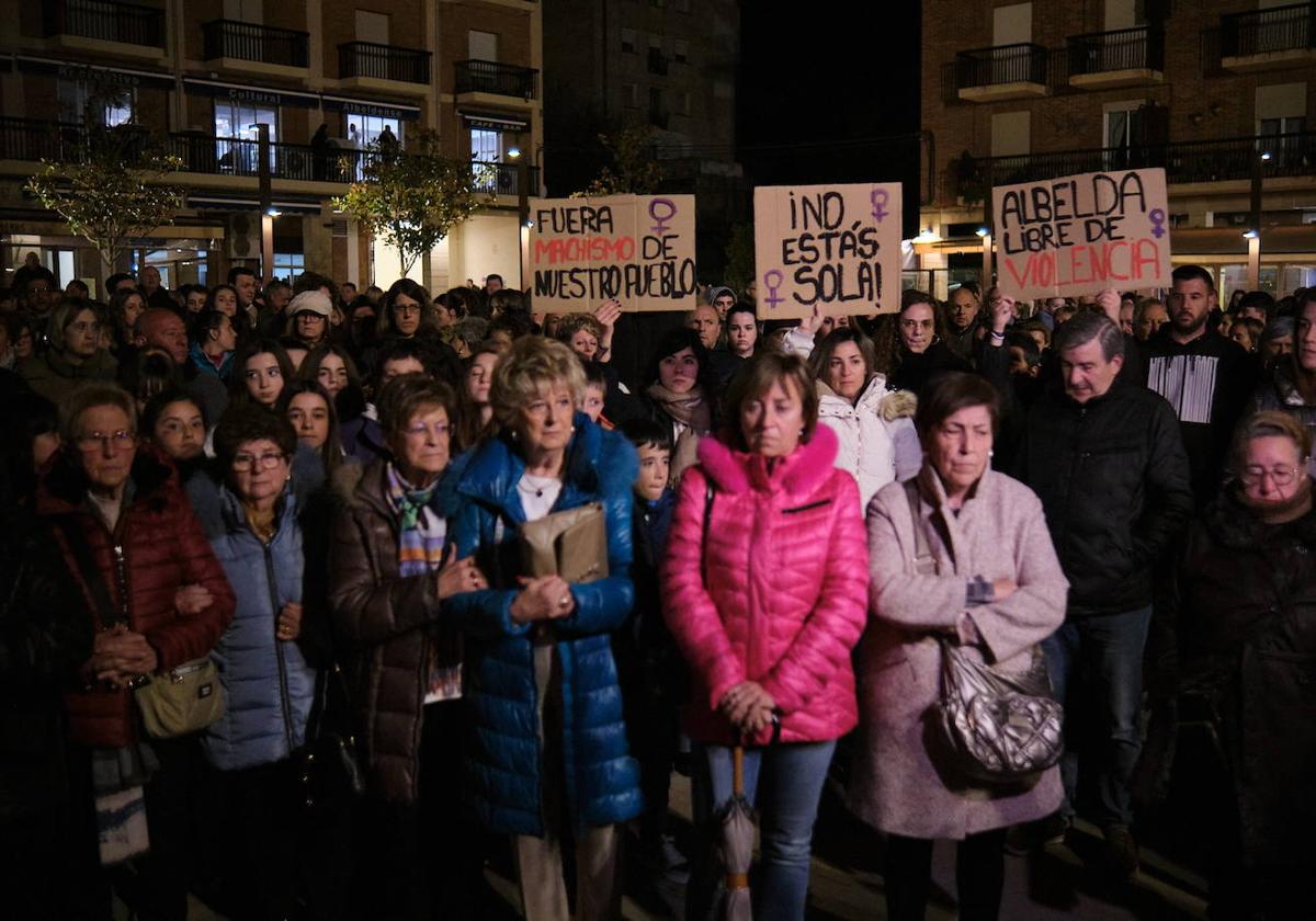 Concentración celebrada en Albelda para protestar por la agresión sexual sufrida por la joven.