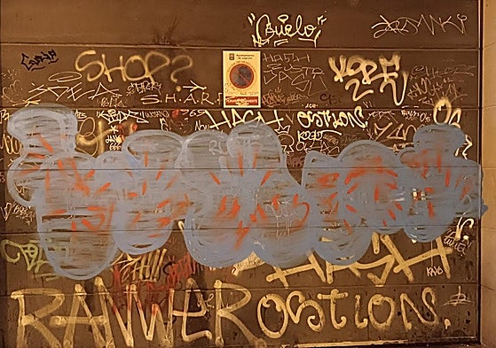 Denunciado un joven sorprendido cuando hacía grafitis en el Casco Antiguo