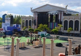 Escenario y decorados romanos montados para los festivales Gran Reserva y Holika.