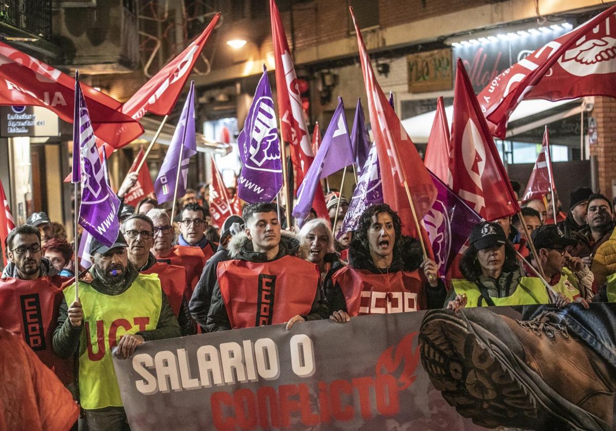 Concentración en Arnedo de trabajadores del sector del calzado.