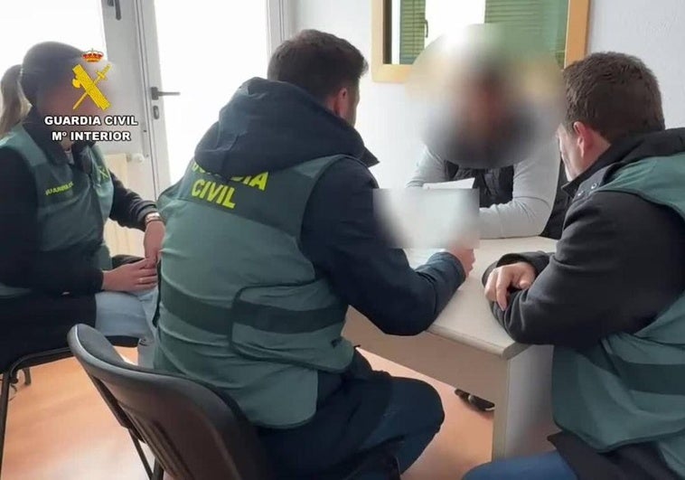 La Guardia Civil, con el hombre detenido el 9 de abril por la presunta agresión sexual a la joven de Albelda de Iregua.