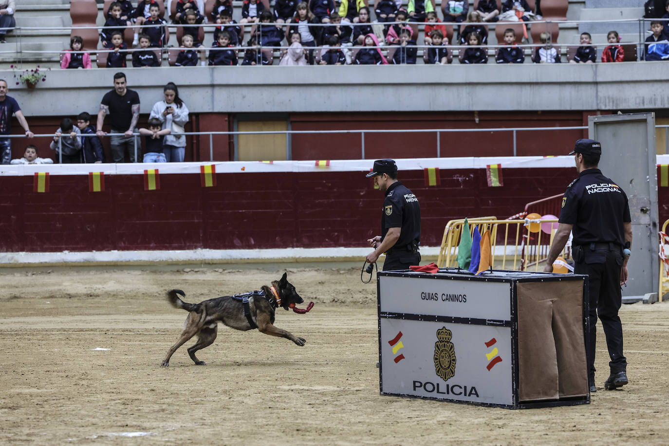 Exhibición de la Policía Nacional para niños en La Ribera