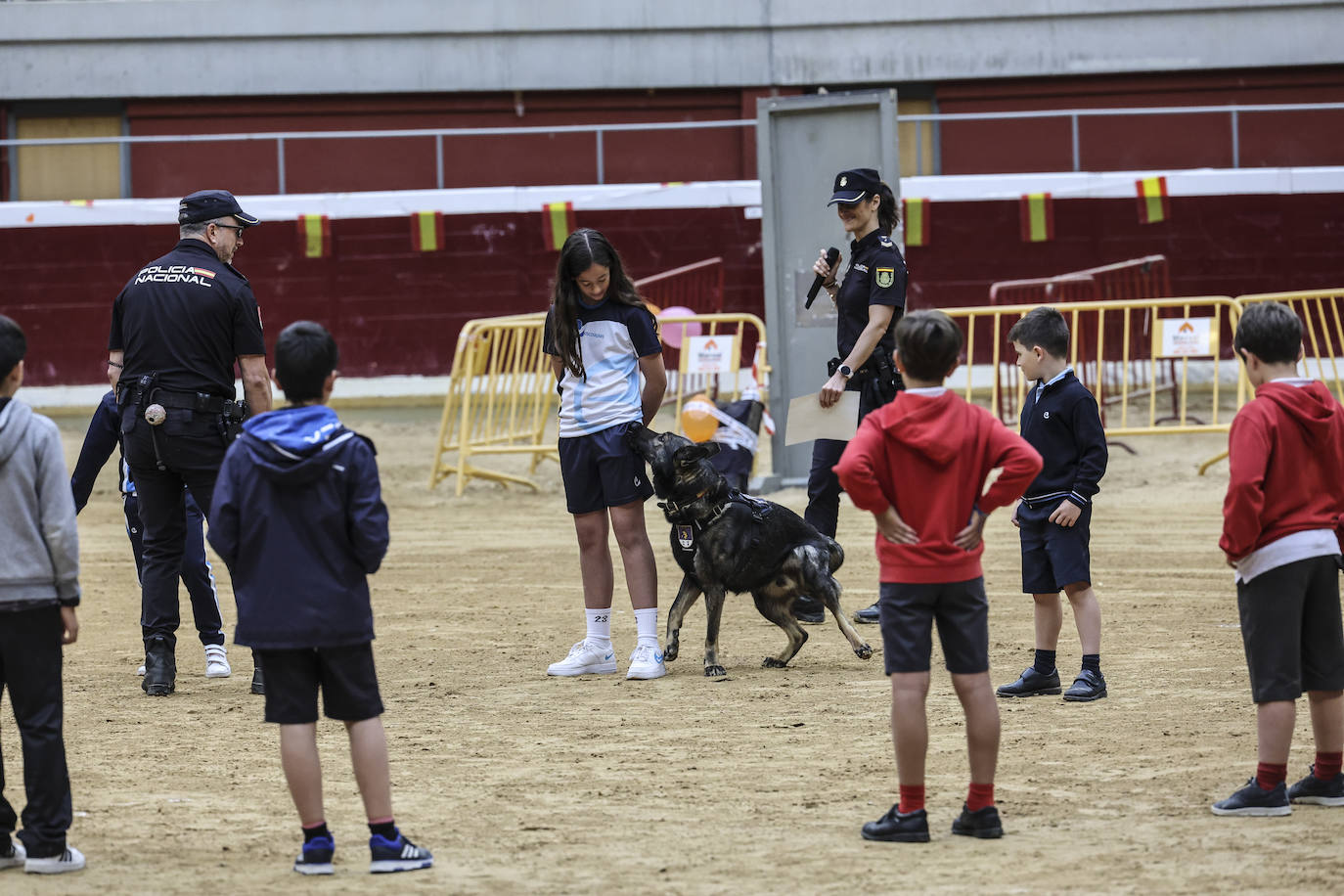 Exhibición de la Policía Nacional para niños en La Ribera