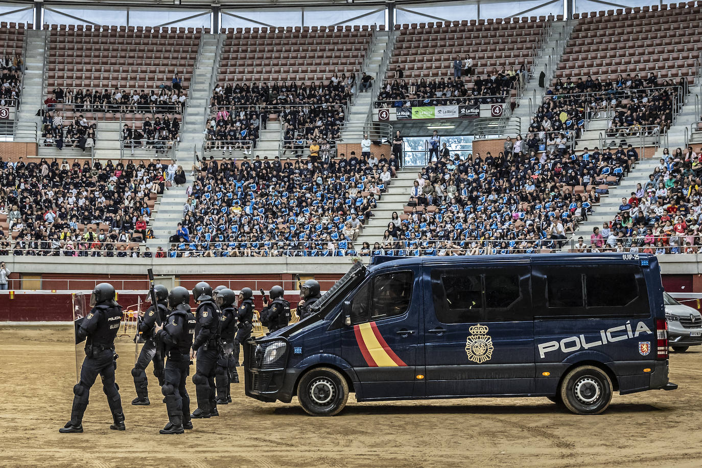 Exhibición de la Policía Nacional para niños en La Ribera