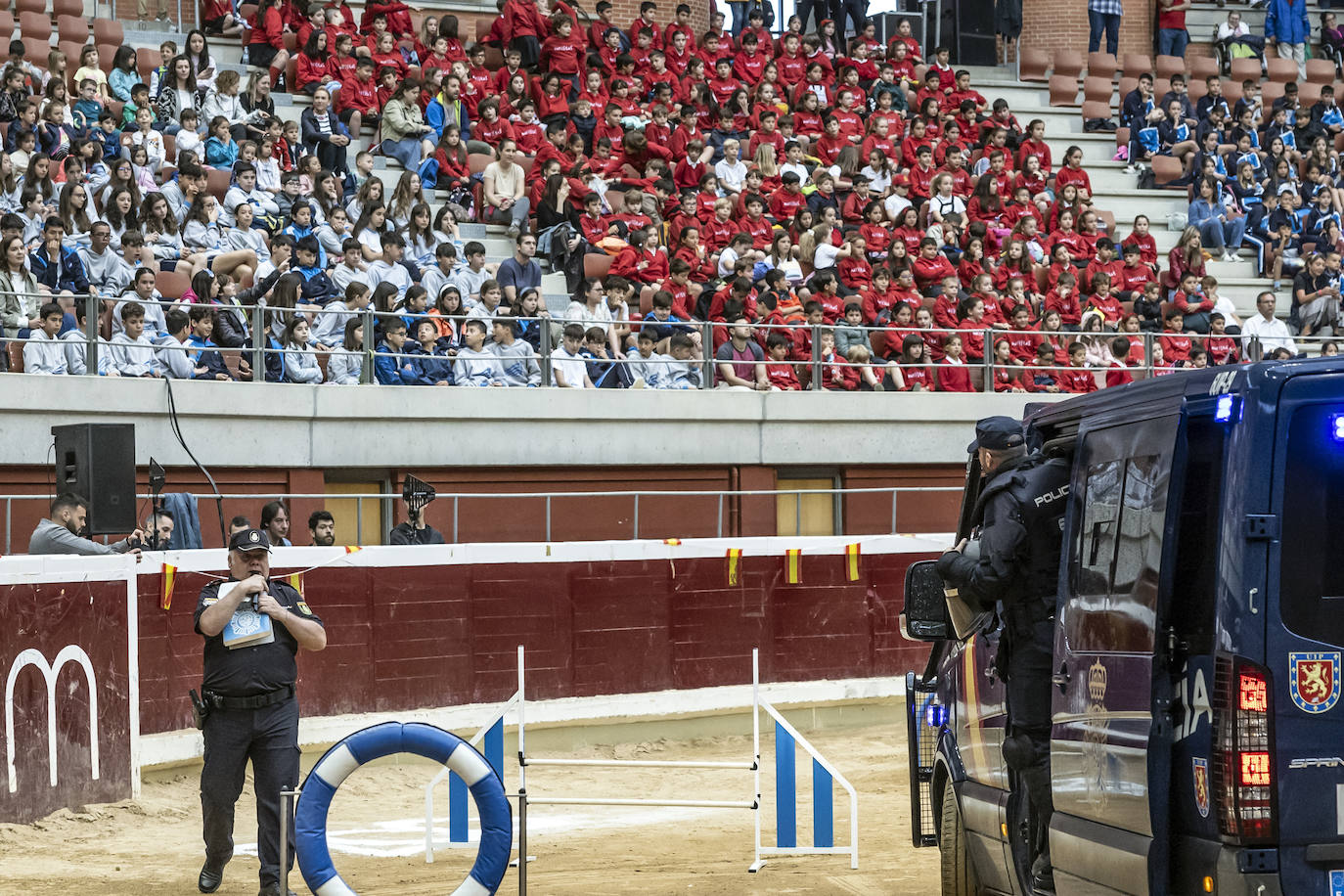 Exhibición de la Policía Nacional para niños en La Ribera