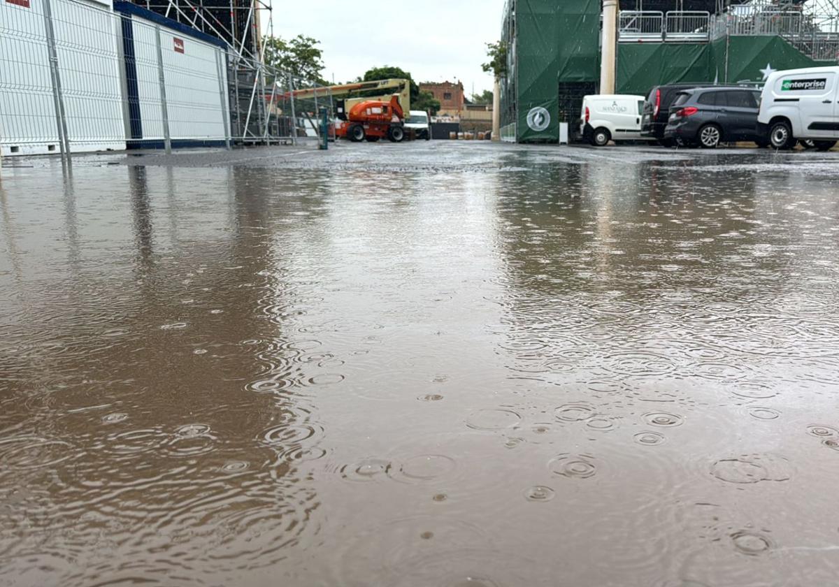 Agua en el terreno donde se iba a celebrar este jueves la primera jornada del festival.