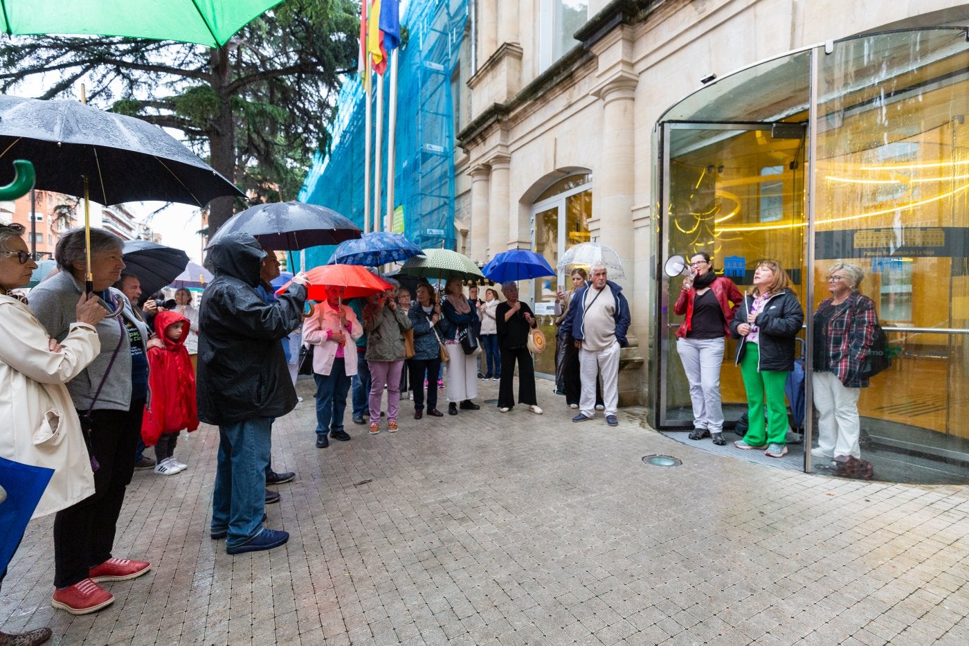 Concentración el pasado jueves en el Palacio de Justicia de La Rioja en apoyo a la víctima de Albelda de Iregua.