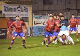 Zubiri, a la izquierda de la imagen, espera un centro en el área del Calahorra.