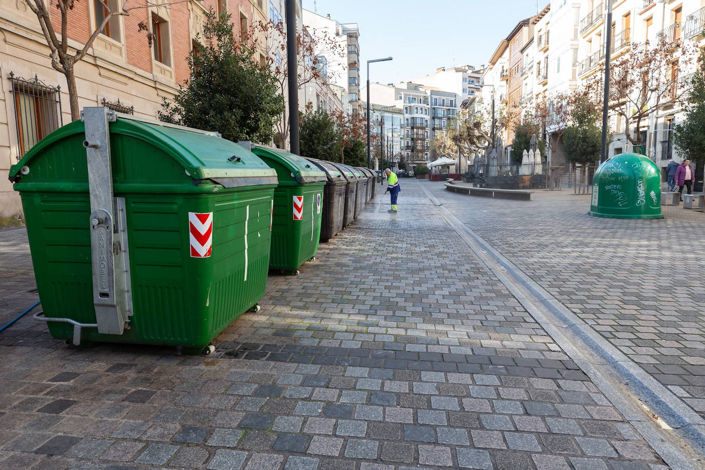 El carril bici, según se deduce de las alegaciones, se implantaría en la 'calzada' (que no existe como tal), concretamente en la mitad de los números pares, es decir, a la derecha de la imagen.