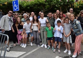 La joven futbolista Carlota Chacón Peso, en el medio, posa con su familia tras lanzar el cohete de fiestas.