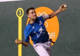 Darío recoge la pelota con su zurda, en un partido en el Adarraga.