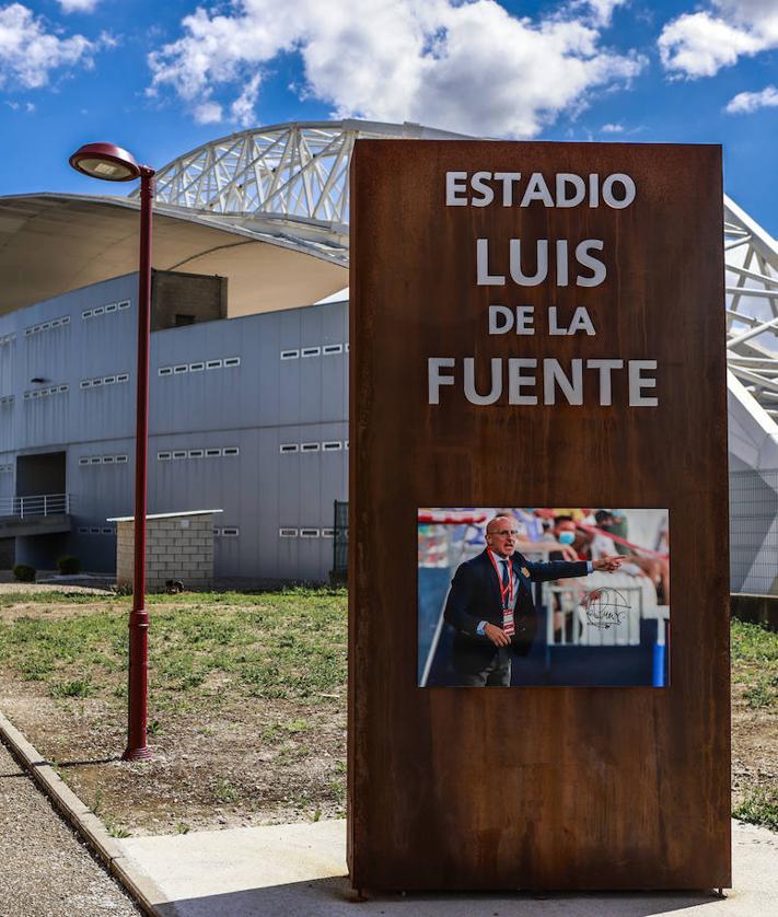 Imagen secundaria 2 - Recuerdo a la madre de De la Fuente donde se situaba la mercería 'El Sol'; imagen actual de café El Sol; y entrada al campo de fútbol de Haro, que lleva el nombre del seleccionador.