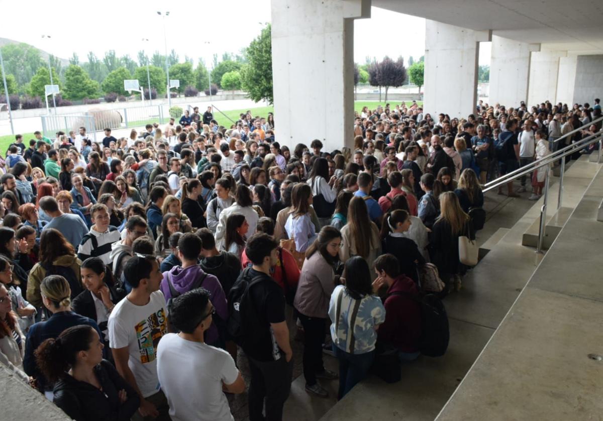 Los opositores, en las puertas de los centros donde se realizan las pruebas.