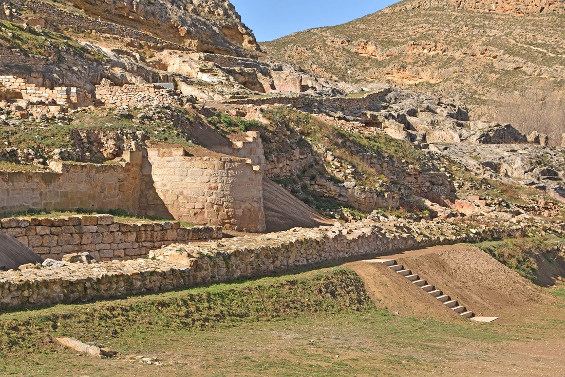 Imagen secundaria 1 - Arriba, el castillo de Cornago. Abajo, Contrebia Leucade y un busto en el museo de la Romanización de Calahorra