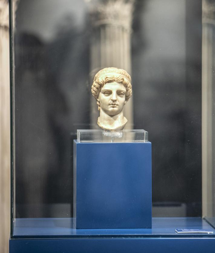 Imagen secundaria 2 - Arriba, el castillo de Cornago. Abajo, Contrebia Leucade y un busto en el museo de la Romanización de Calahorra