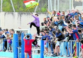 La afición del Anguiano celebra con los jugadores en El Pinar de Zizur Mayor el triunfo 0-3 ante el Ardoi.