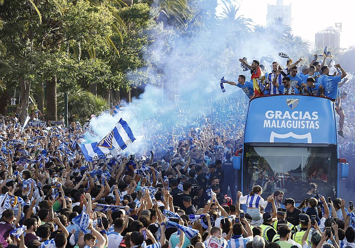 El Málaga festeja su ascenso por las calles de su ciudad.