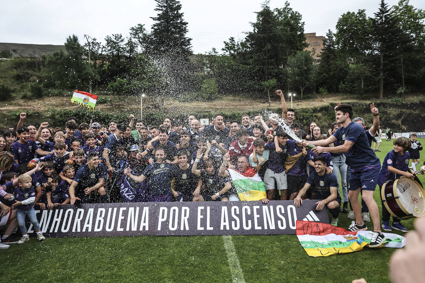 Anguiano celebra el ascenso de su equipo a Segunda Federación