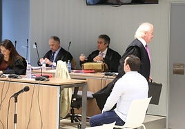 El acusado, junto a su letrado, antes del inicio de la sesión de este lunes.