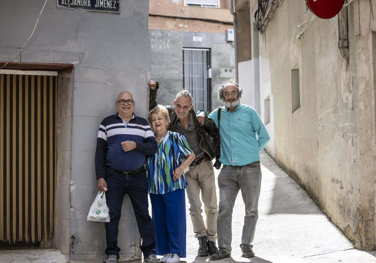 Roberto Pérez, Alicia Grisales, Alfredo Iglesias y Ricardo Zapatero, vecinos del barrio de Arriba de Albelda de Iregua, posan en la calle Alejandra Jiménez.