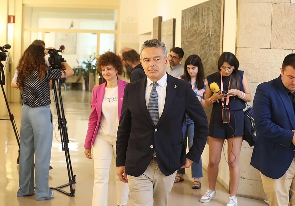 Escobar, tras atender a los medios de comunicación.