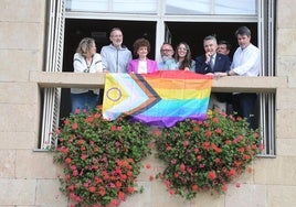 La bandera más inclusiva, que añade nuevos elementos a la arcoíris, estará presente en la fachada municipal durante toda esta semana.