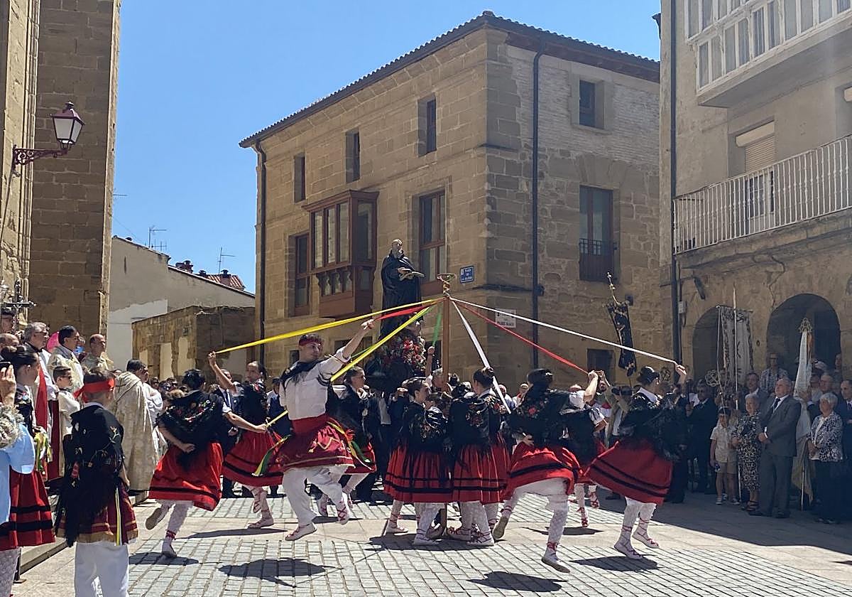 Danzantes del Grupo de Danzas de San Vicente de la Sonsierra frente al santo.