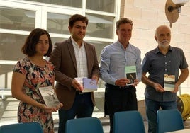 Virginia Ruiz, Roberto Iturriaga, Josu Rodríguez y Ángel Matute, en la presentación de la actividad en el patio de la Biblioteca de La Rioja.