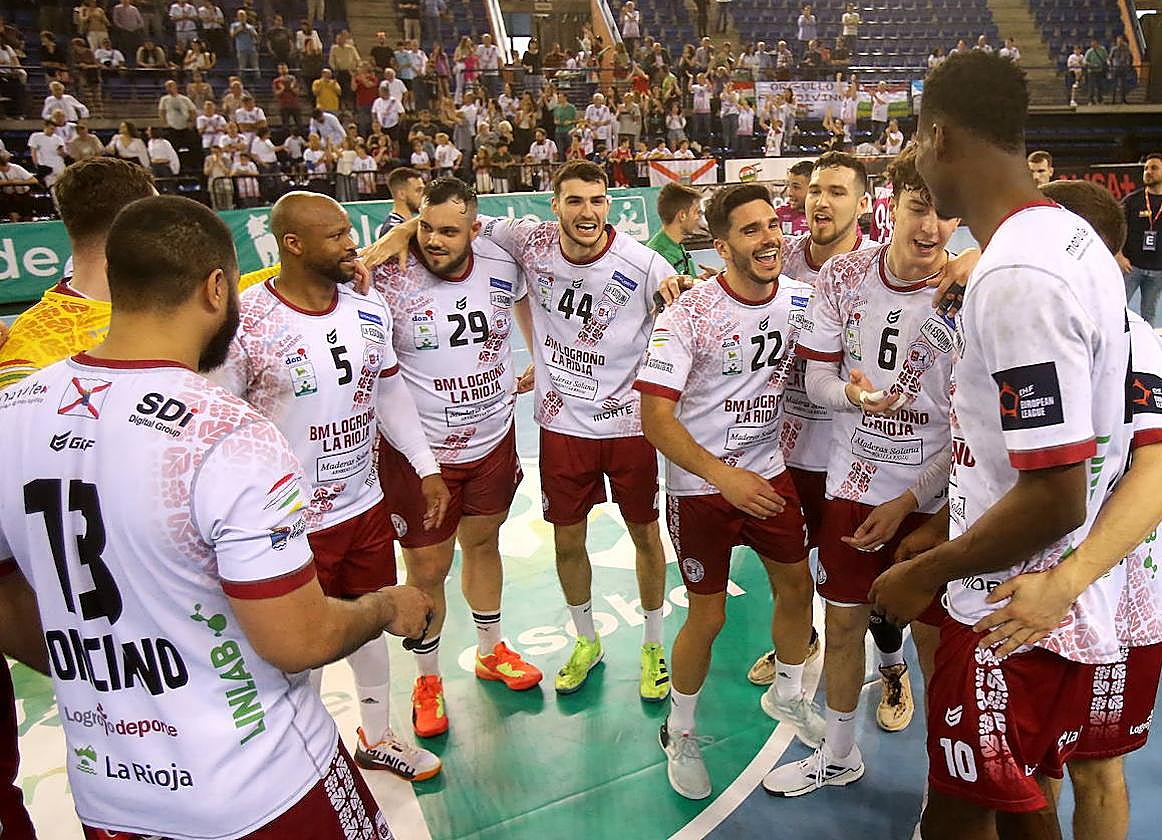 La plantilla franjivina celebran el triunfo ante el Benidorm esta temporada.