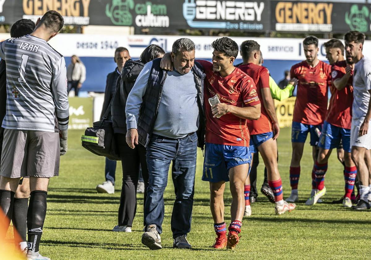 Carlos Pouso y Miguewl Santos charlan después de un partido del Calahorra.