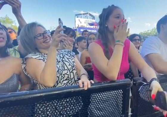 Maite y Naiara, en primera fila del concierto de La Oreja de Van Gogh