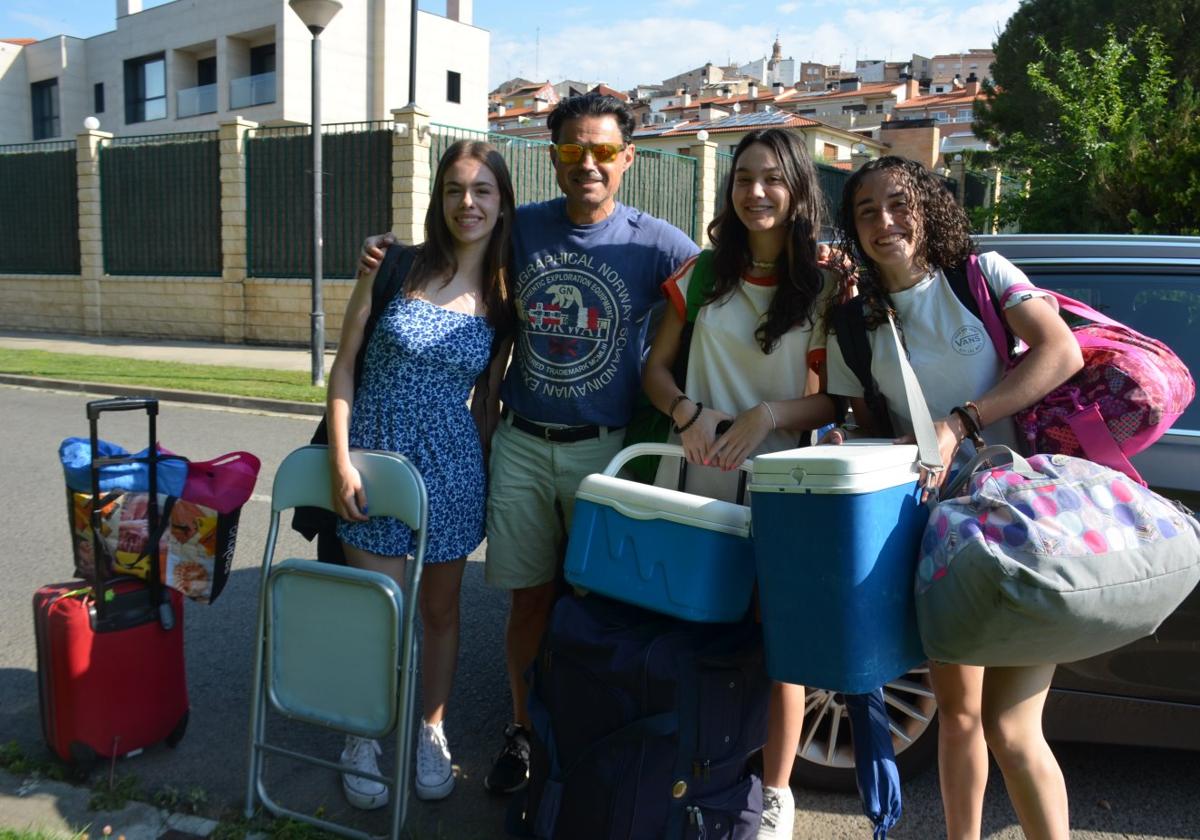 Martín Gómez, con su hija y sus amigas, ayer al salir del coche.