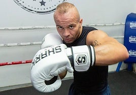 Fernández posa en el cuadrilátero del gimnasio 'Team Marín', que se ha convertido en su segunda casa.