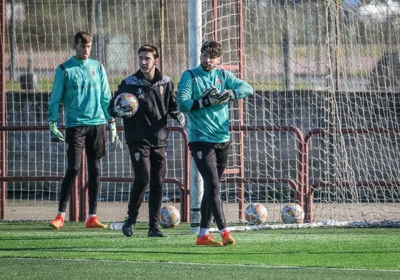 Álex Daza, a la derecha, en un entrenamiento con su equipo.