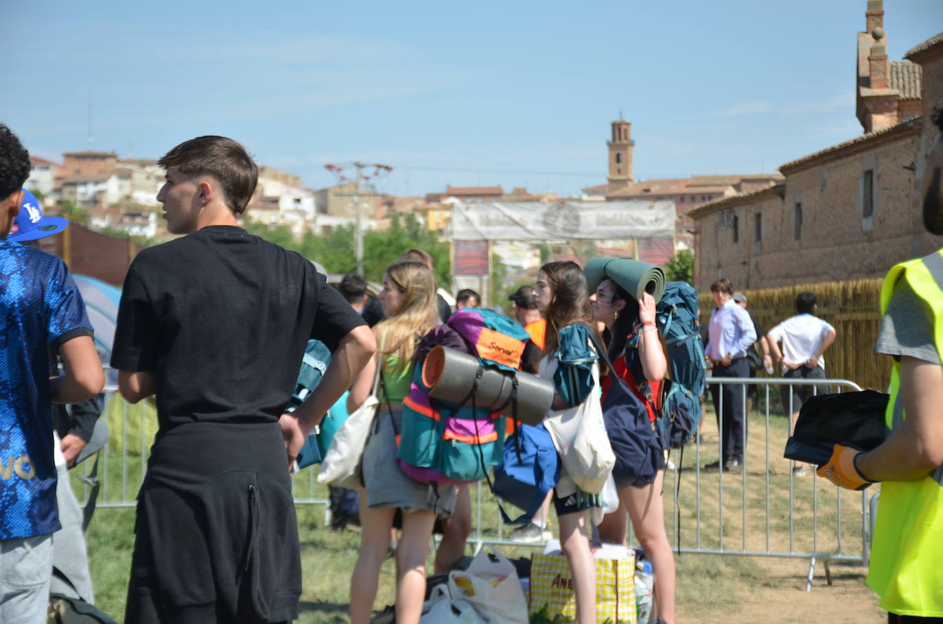 Los jóvenes llegan al camping del Holika