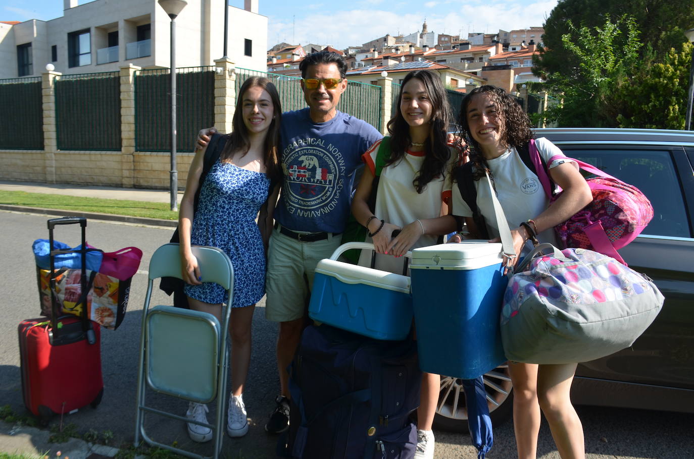 Los jóvenes llegan al camping del Holika