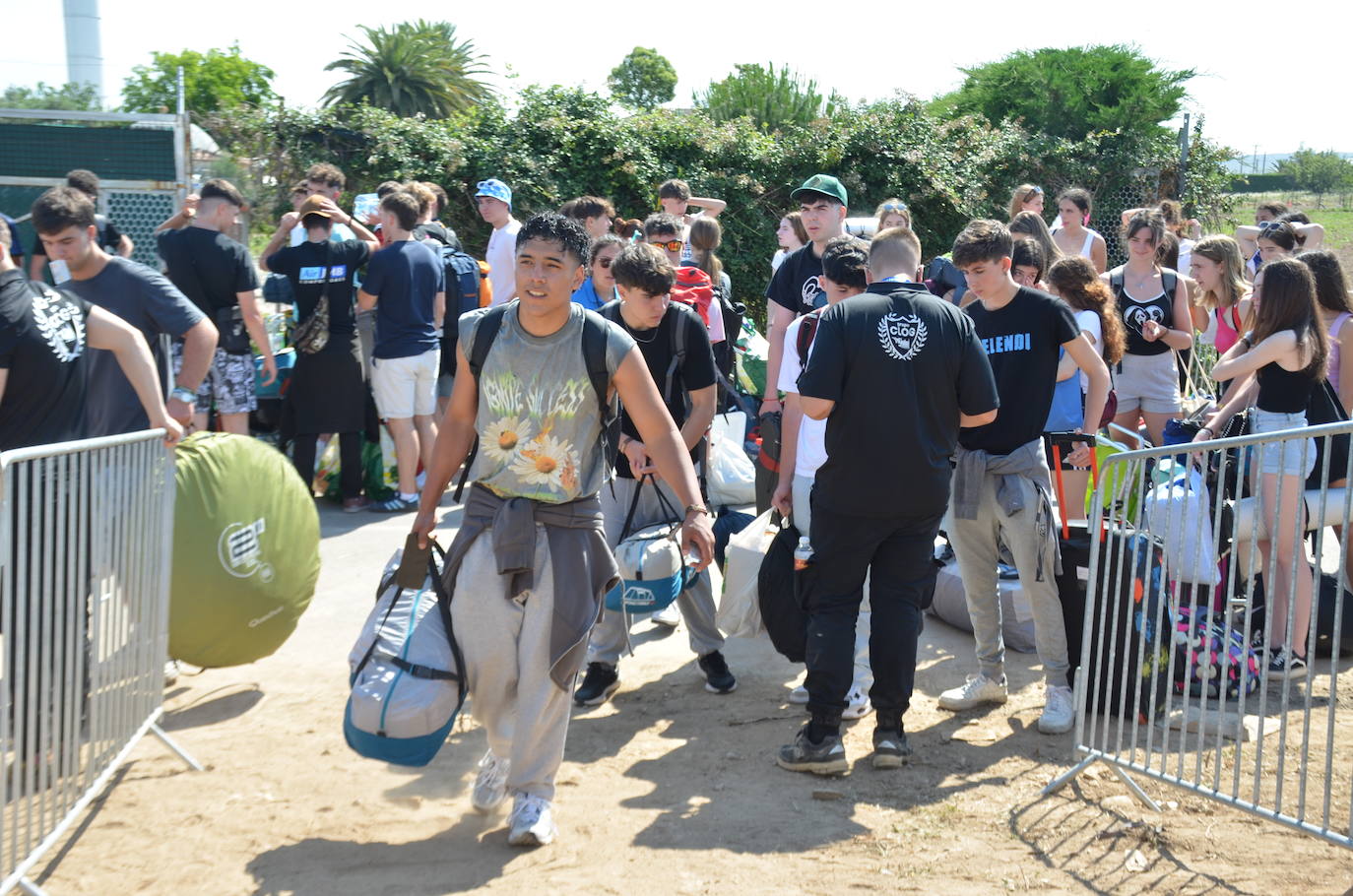 Los jóvenes llegan al camping del Holika