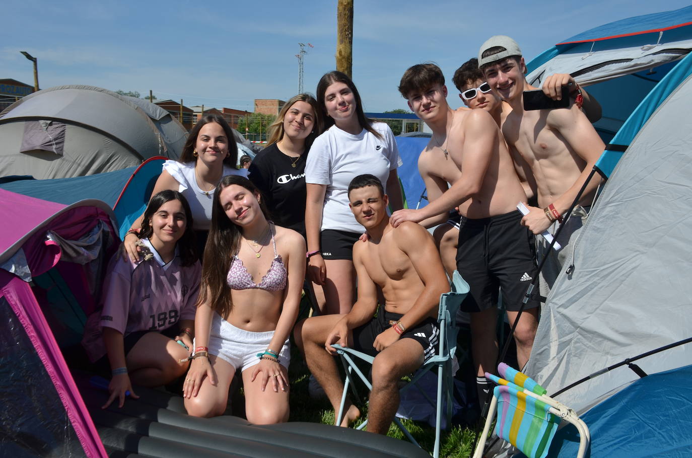 Los jóvenes llegan al camping del Holika