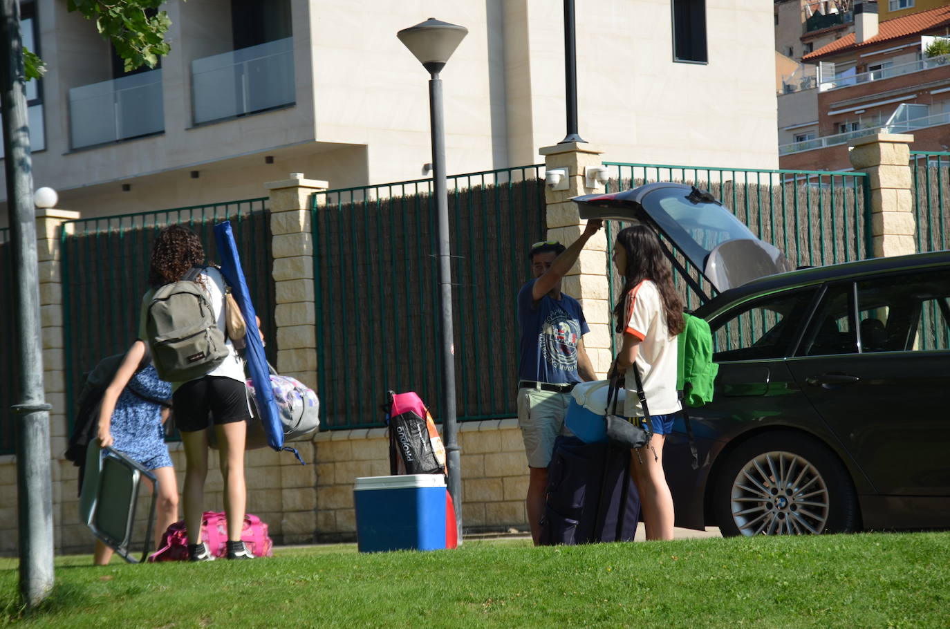 Los jóvenes llegan al camping del Holika