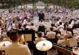 Actuación de la Banda de Música de Logroño en El Espolón de la capital.