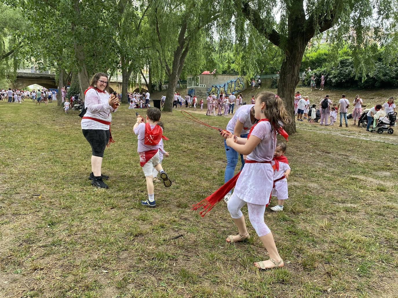 La Batalla del Vino infantil, en imágenes