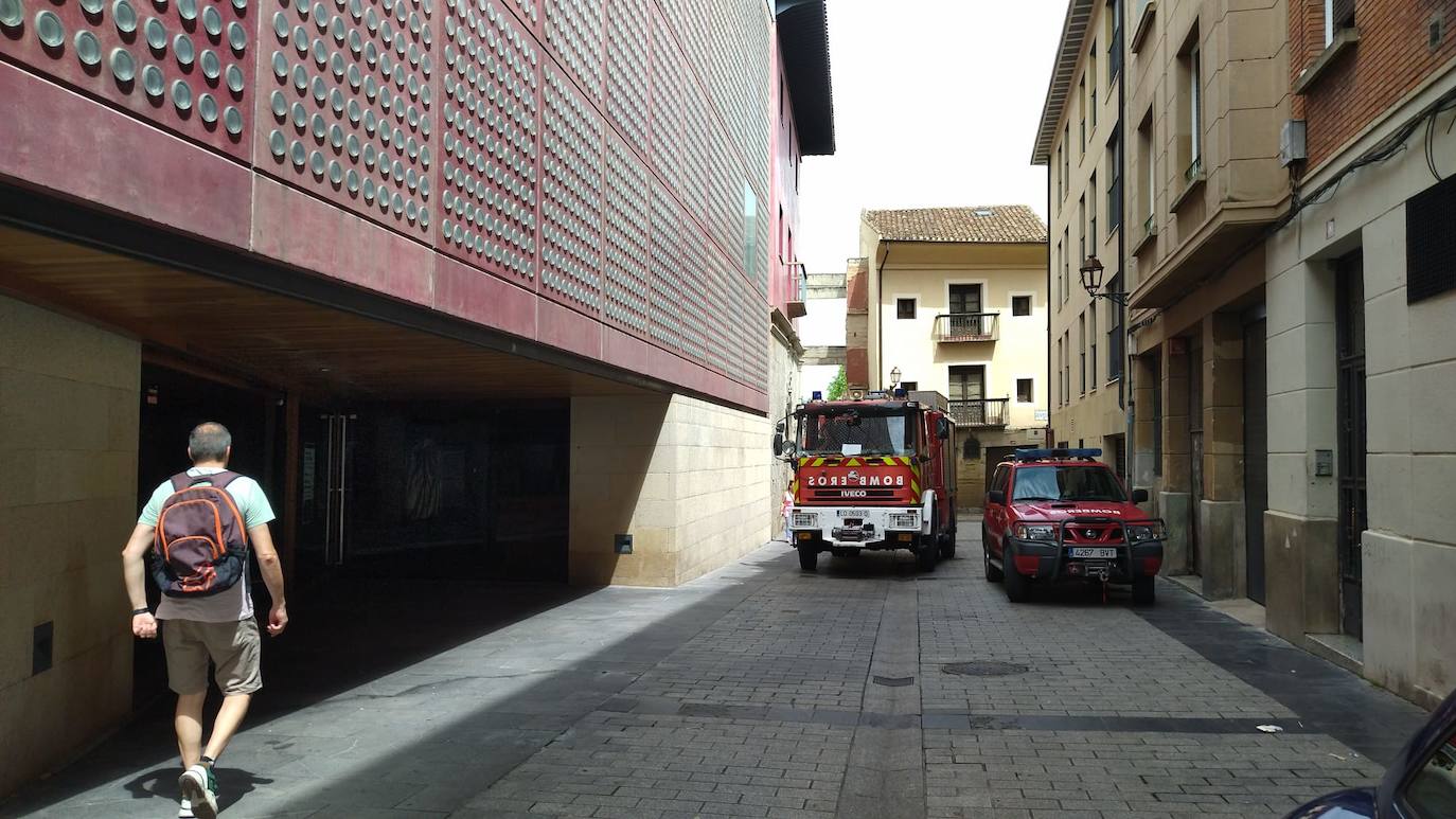 Los Bomberos de Logroño, poco después de mediodía, a las puertas del CCR.