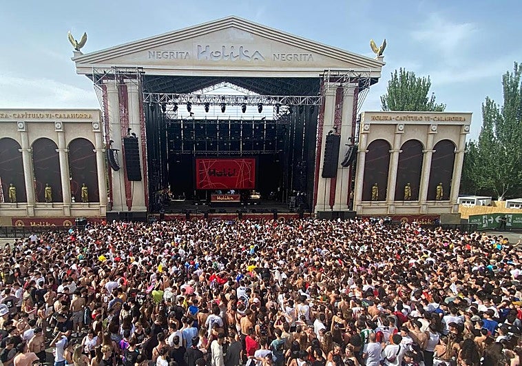 Los 'holikers' esperando bajo el sol.