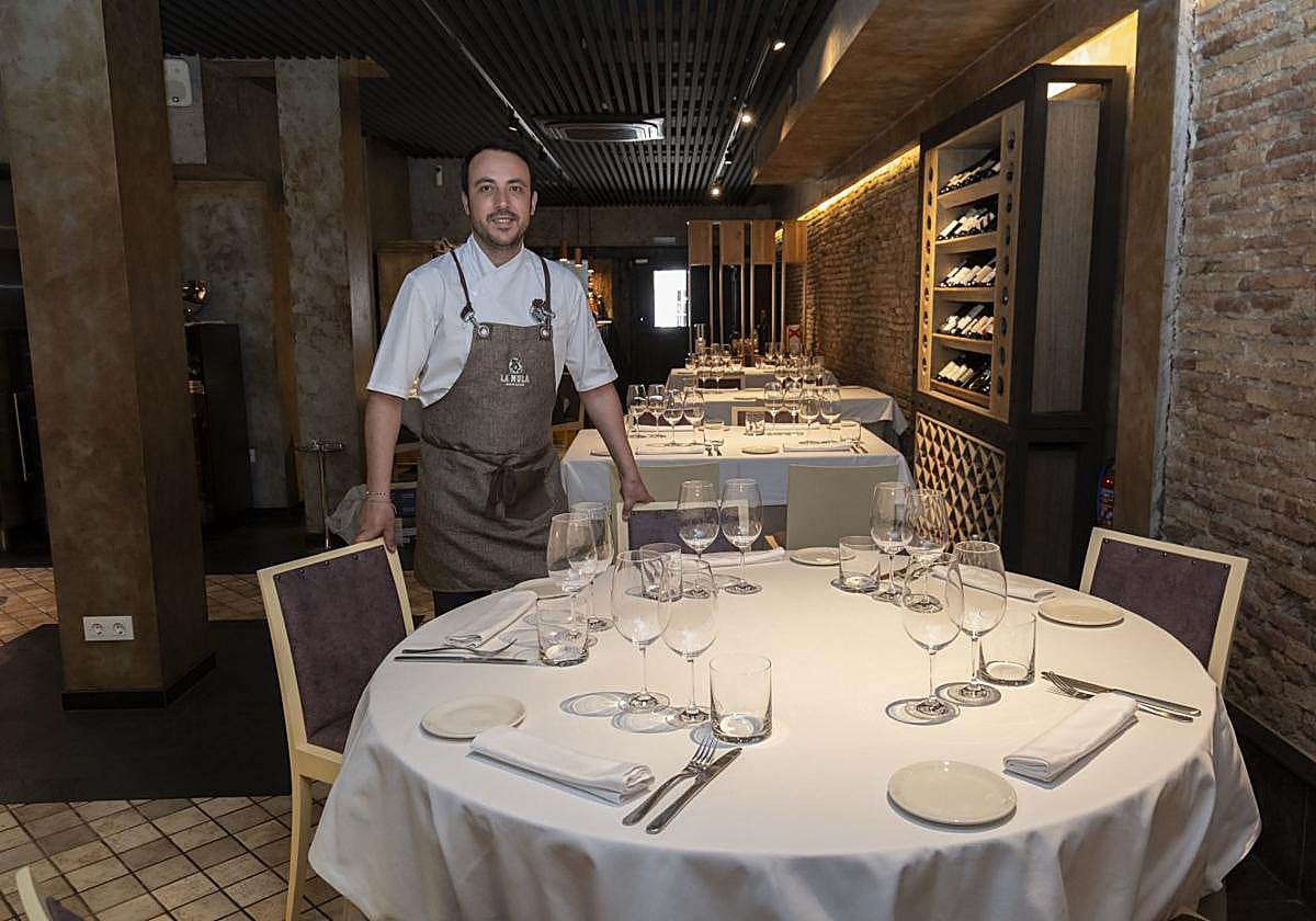 Alexandru Catalin, en el interior de Asador La Mula, que abrió sus puertas en Avenida de Portugal.