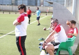 Óscar Gurría, en la banda durante un partido.