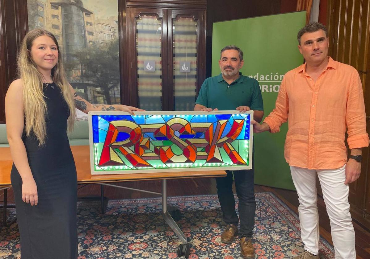 Belén Canoura, Ricardo Velasco y Carlos Fuentes posan con una vidriera de RESAKS.